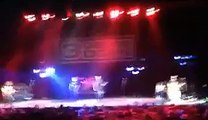 Le frontman des 3 Doors Down stop le concert pour virer un fan qui frappe une femme dans la foule