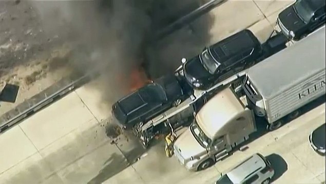 Californie : des voitures détruites par un incendie en pleine autoroute