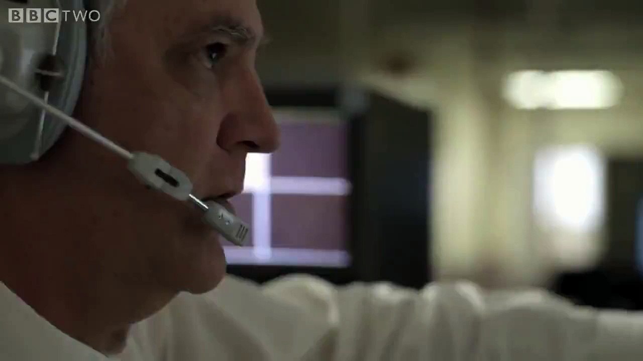 Tüy Ve Bowling Topunun Havasız Ortamda Düşüşü