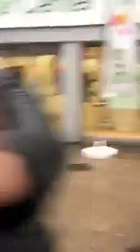 un policier qui parle l'arabe et le congolais