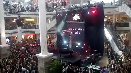 Twenty One Pilots - Heavydirtysoul (Live at Alabang Town Center)