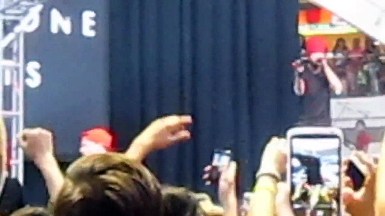 Twenty One Pilots - Josh Dun backflip fail(?)