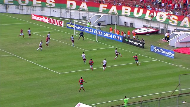 Após chute de Dieguinho, Guilherme Queiroz pega o rebote e abre o placar