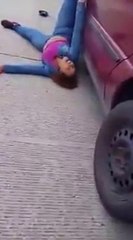 Une femme droguée bloque la circulation