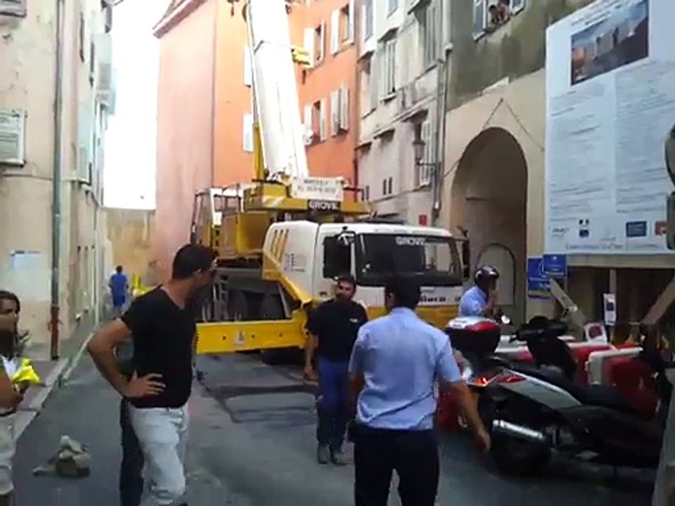 Chantier de la médiathèque à Grasse: la grue mobile est arrivée