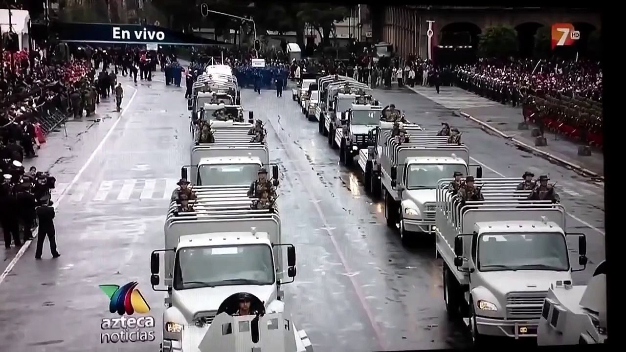 Mujer militar le menta la madre a Peña Nieto en desfile de 16 de septiembre