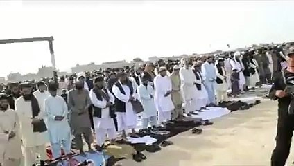 کوئٹہ خروٹ آباد خیزی چوک میں لوگ نماز عیدادا کررہ ہیں