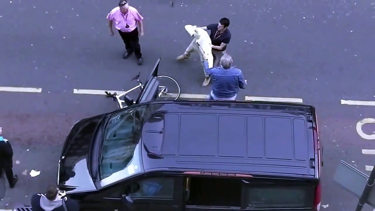 Cabbies And Cyclist FIGHT On Busy London Road - Cyclist RUNS off!
