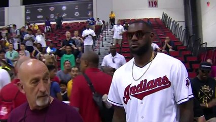Assis au bord du terrain, LeBron James rentre un shoot