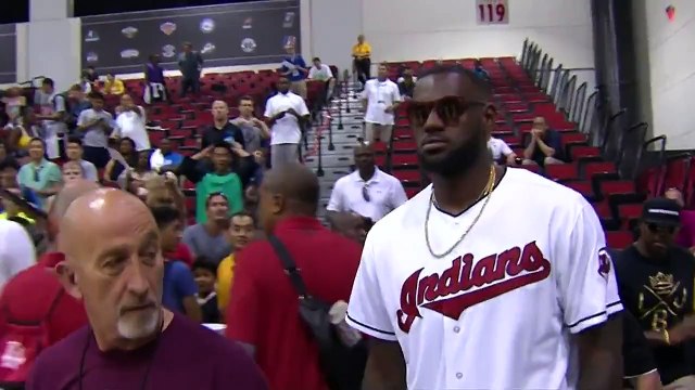 Assis au bord du terrain, LeBron James rentre un shoot