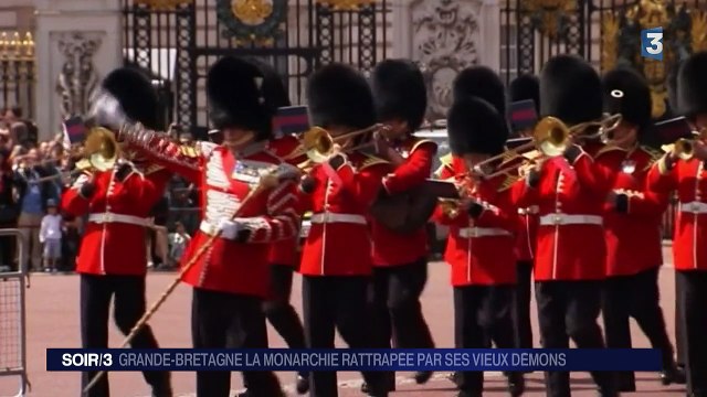 Le salut nazi de la reine d'Angleterre à six ans en Une du Sun