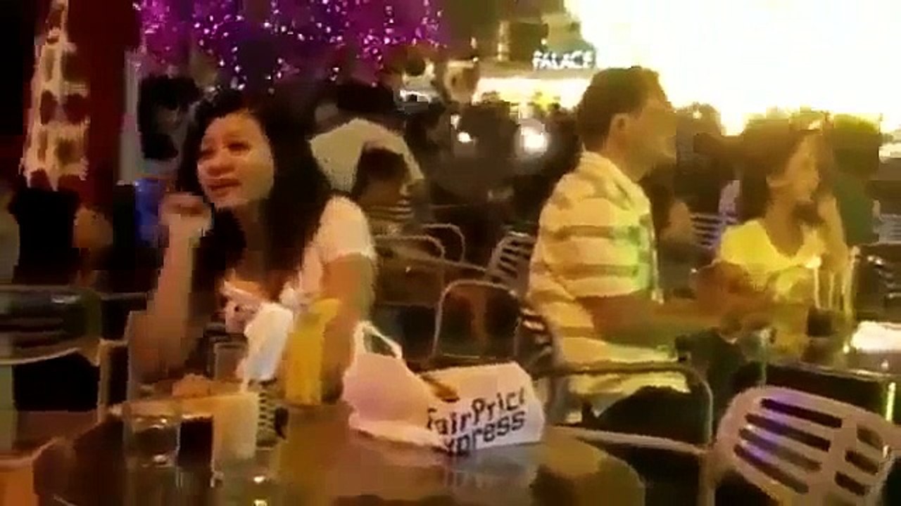 Vô tình bắt gặp một em gái rất xinh trong quán cà phê