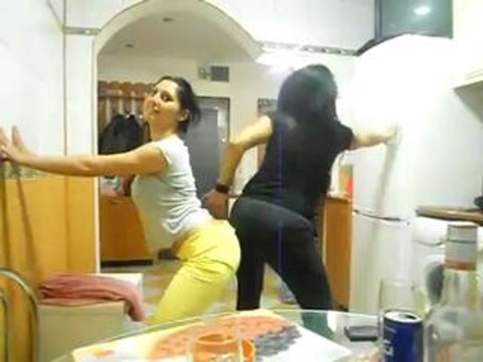pakistani girls dancing on pashto song