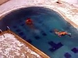 buz tutmuş bir havuza böyle atlanır