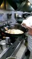 Cuisiner dans un wok pour 60 personnes