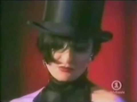 SIOUXSIE & THE BANSHEES – PEEK-A-BOO Lip sync + i/v ('Club MTV', USA, Oct 1988)