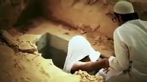 امير عربى ينزل القبر حيا لمدة 20 دقيقة  شوفو كيف خرج و ماذا قال   فيديو يستحق المشاهدة