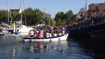 Les artistes du festival de Martigues arrivent en barque