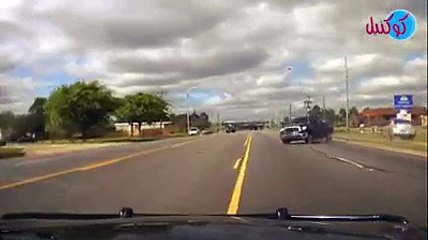 الفرق بين الشرطة الامريكية والشرطة الهندية حين يلقون القبض على المجرمين.