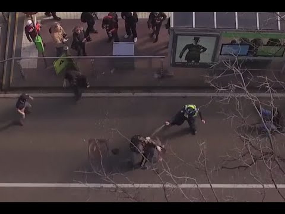Drone video:  Brutal fight between anti-racism & anti-Islam protesters in Melbourne, Australia