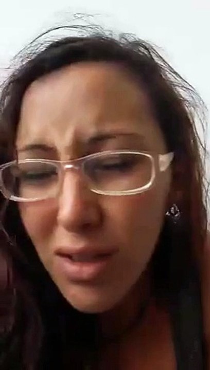 Mulher mata o pai e bebe o sangue
