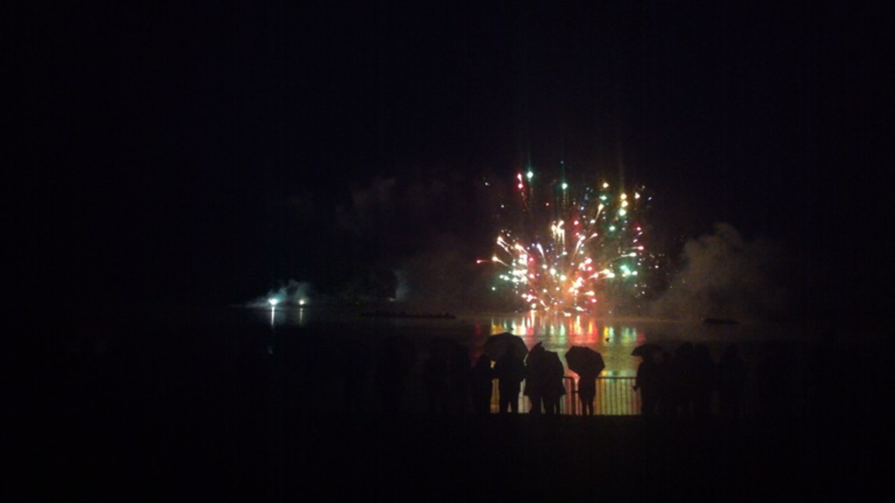 Un feu d'artifice sous la pluie à Pont-l'Évêque