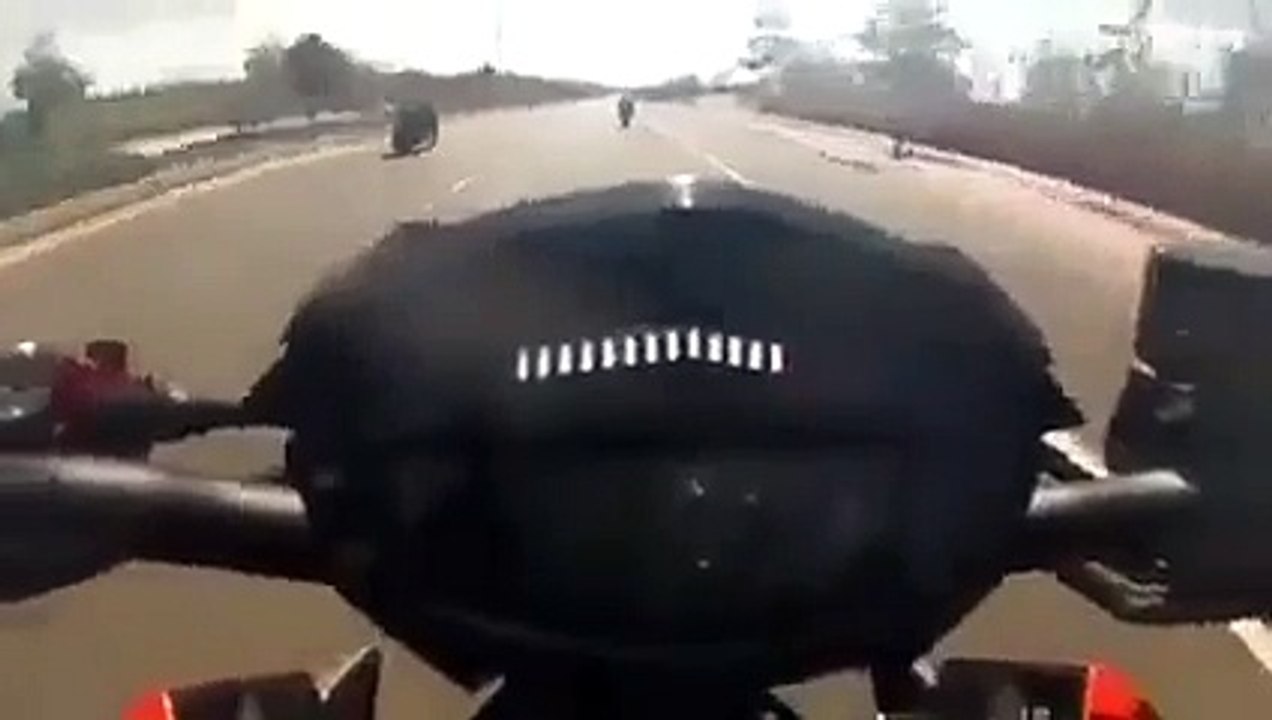 Kawasaki Z1000 vs Ducati Diavel vs Aprilia RSV4 in Vietnam