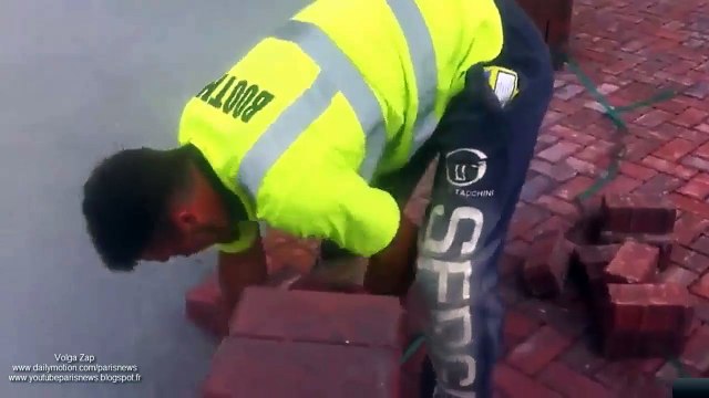 Un ouvrier très rapide pour poser des briques