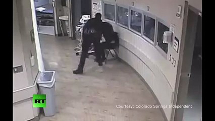 Policial agride adolescente algemada e faz ela perder um dente; veja vídeo