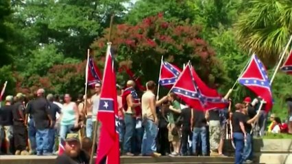 Aux États-Unis, le Ku Klux Klan manifeste pour défendre le drapeau confédéré