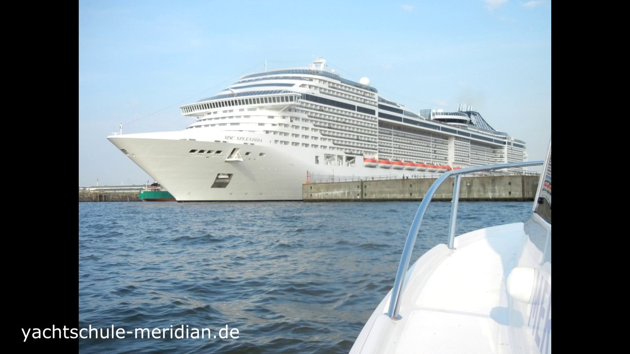 MSC Splendida beim Auslaufen, Begleitfahrt mit der MERIDIAN II im Hamburger Hafen