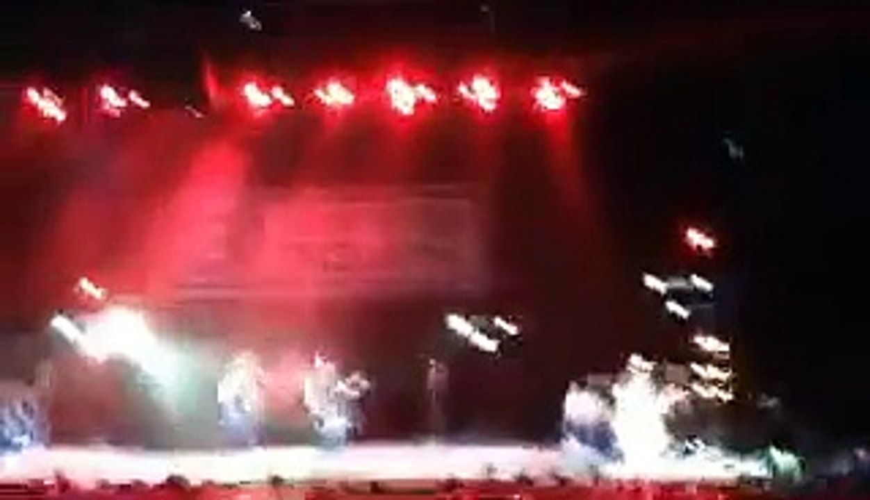 3 doors down : le chanteur arrête le concert pour sortir un homme violent avec une femme