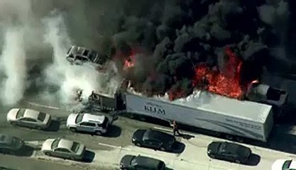 Un impressionnant incendie sur l'autoroute près de Los Angeles