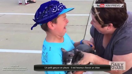 Un petit garçon en pleurs - il est heureux d'avoir un chien