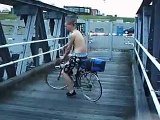 Brandon rijd met fiets van brug @ haven Terneuzen
