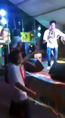 Ivre il donne un pourboire à une danseuse