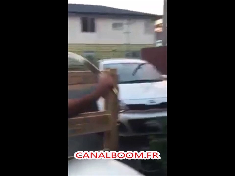 Avec son sabre Il voulait couper une pastèque et finit par casser une table