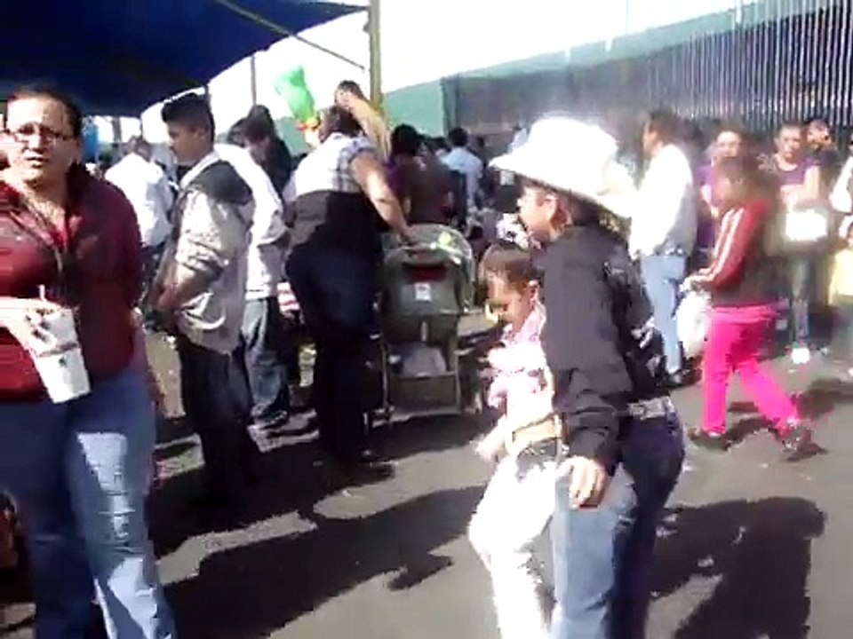 ninos bailando duranguense enla pulga oakland