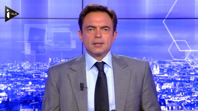 Environ 250 tracteurs bloquent l'autoroute à l'entrée de Caen