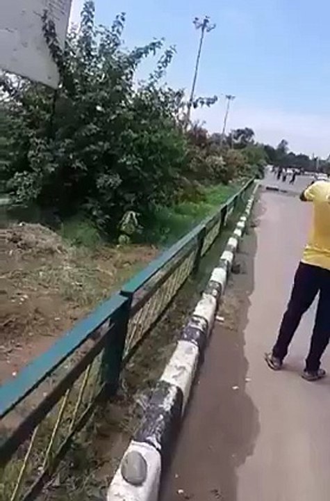 police vs public - man calling police vardi wale chor