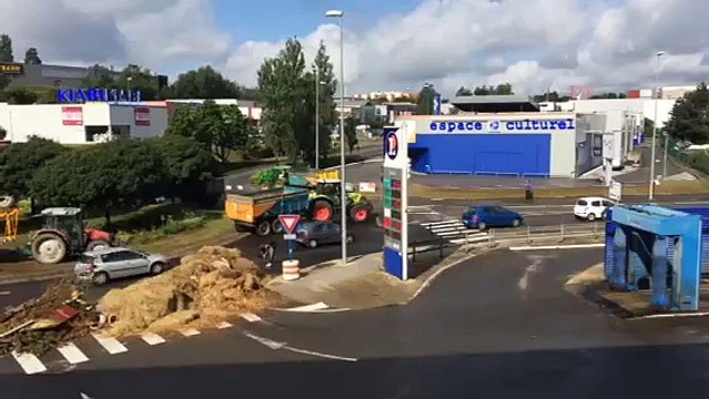 Des agriculteurs en colère bloquent Le Leclerc de Quimper