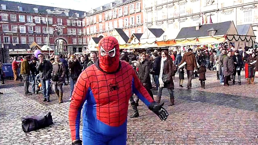 Madrid. Spiderman in Plaza Mayor. - video Dailymotion