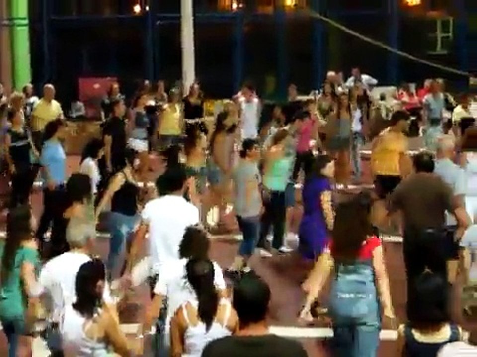 הרקדה בטיילת נהריה 9.7.2010_0001.wmv