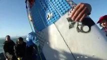 Un surfeur attaqué par un requin en pleine compétition.