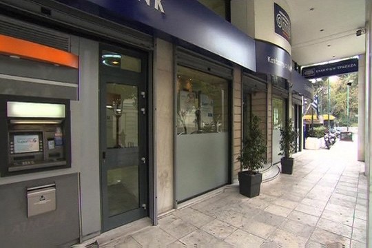 Grecia reabre sus bancos y sube el IVA
