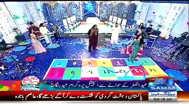 پاکستان کے مشہور قوالی و نعت خوان لائیو شو میں نیلم منیر کیساتھ لنگی ڈانس اور ٹھرک پن کرتے ہوئے
