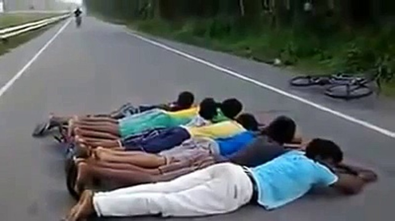 Grosse chute en essayant de sauter en vélo au-dessus de 7 personnes