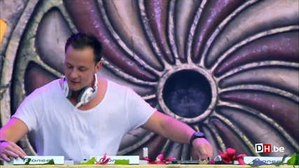 Tomorrowland : dans les coulisses d’un DJ set avec Yves V