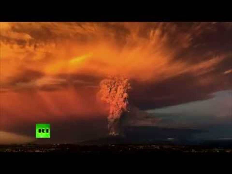 Apocalyptic TIMELAPSE: Ash & lightning - Massive Calbuco volcano eruption in Chile