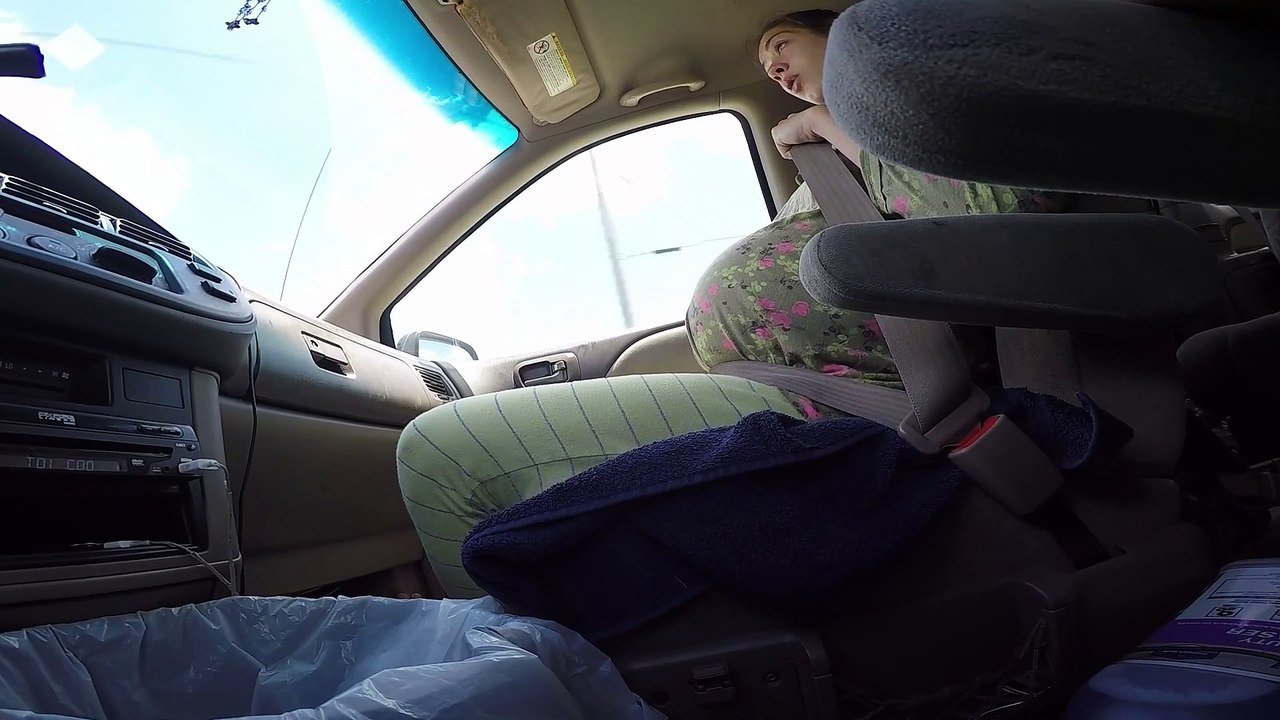 Une femme accouche dans la voiture